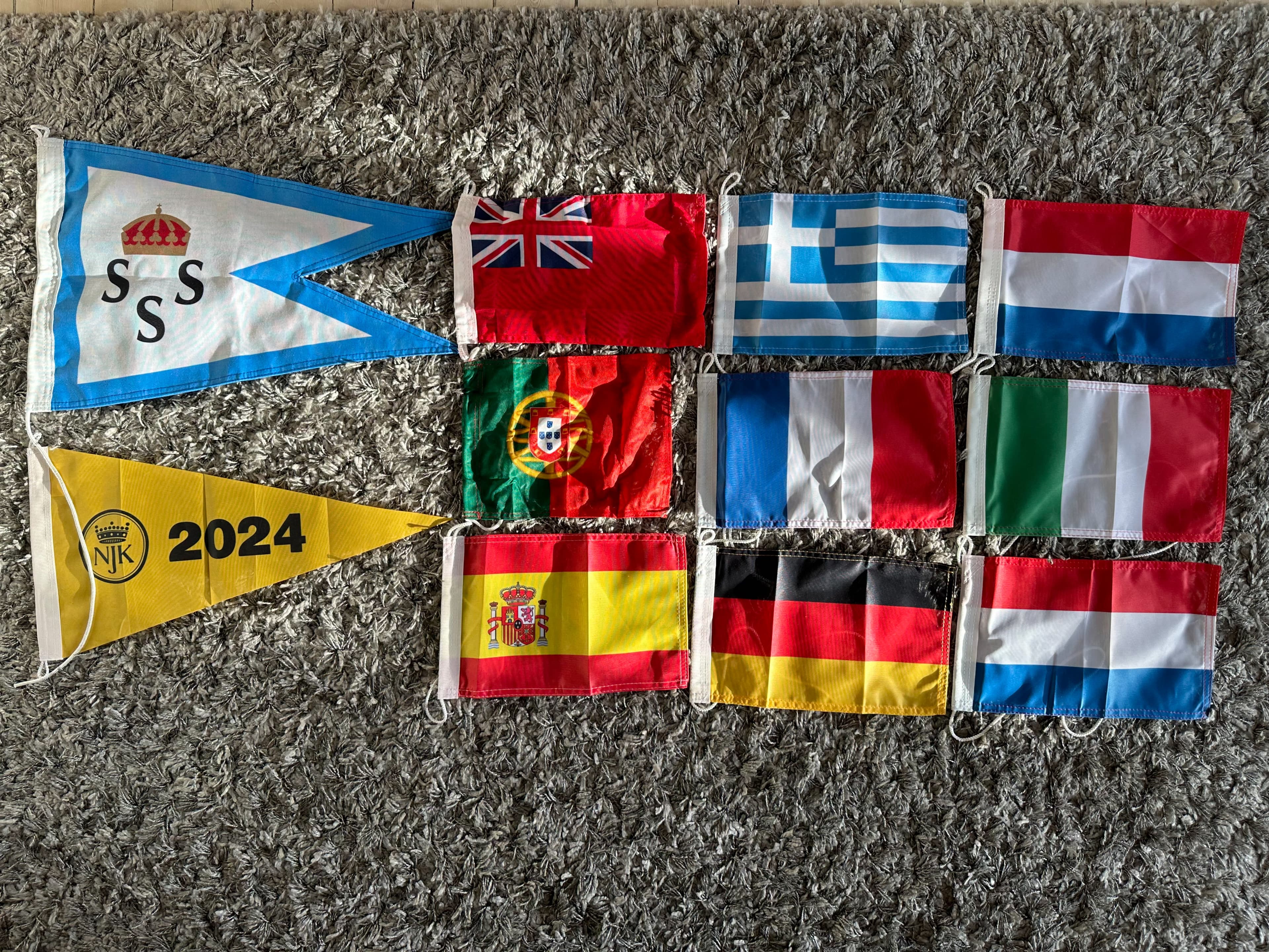 Några av gästflaggorna och klubb-vimplarna