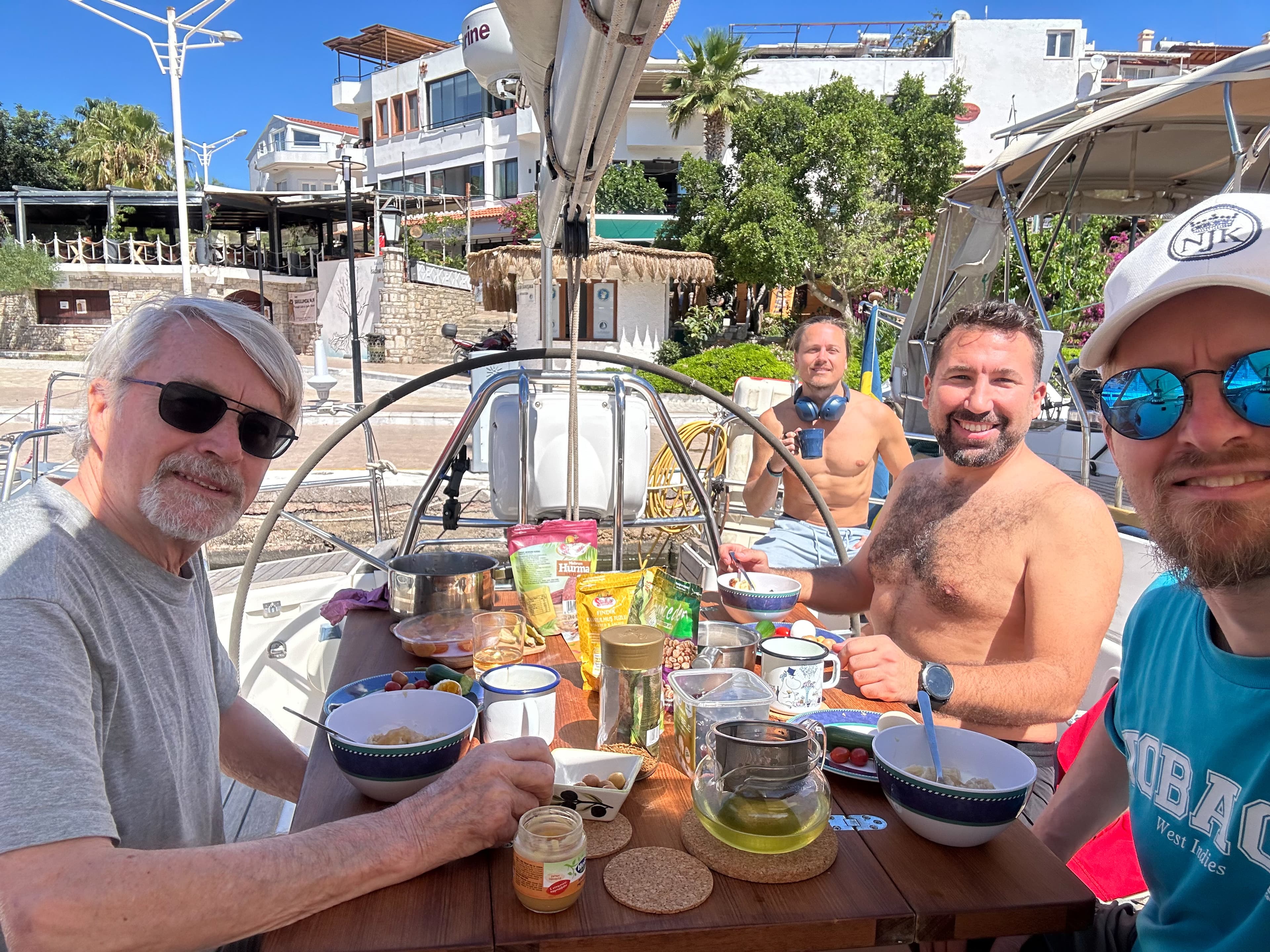 Efter regn kommer solsken. I den pittoreska hamnen i Datcha