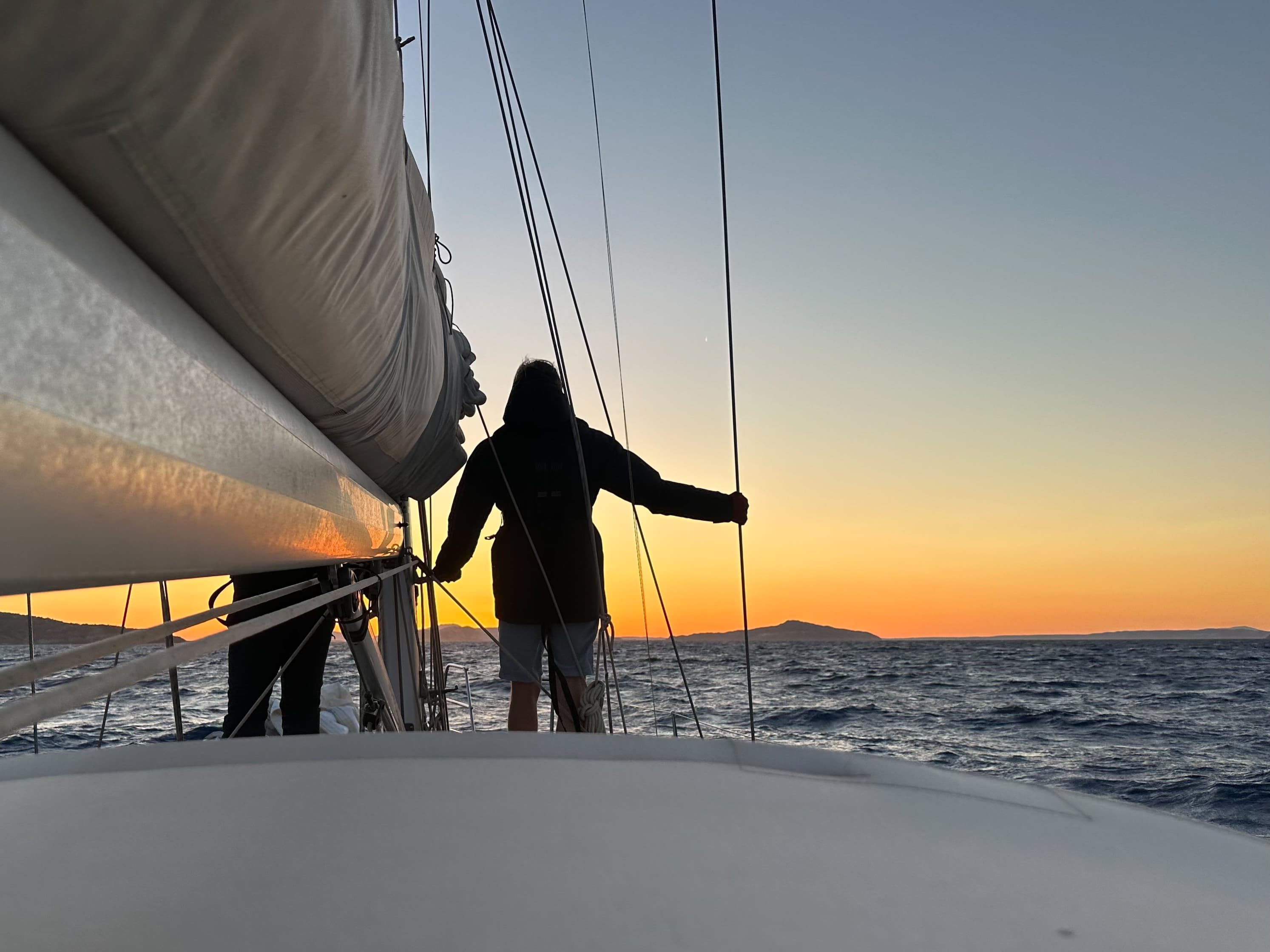 När man seglar västerut får man segla in i solnedgången varje kväll