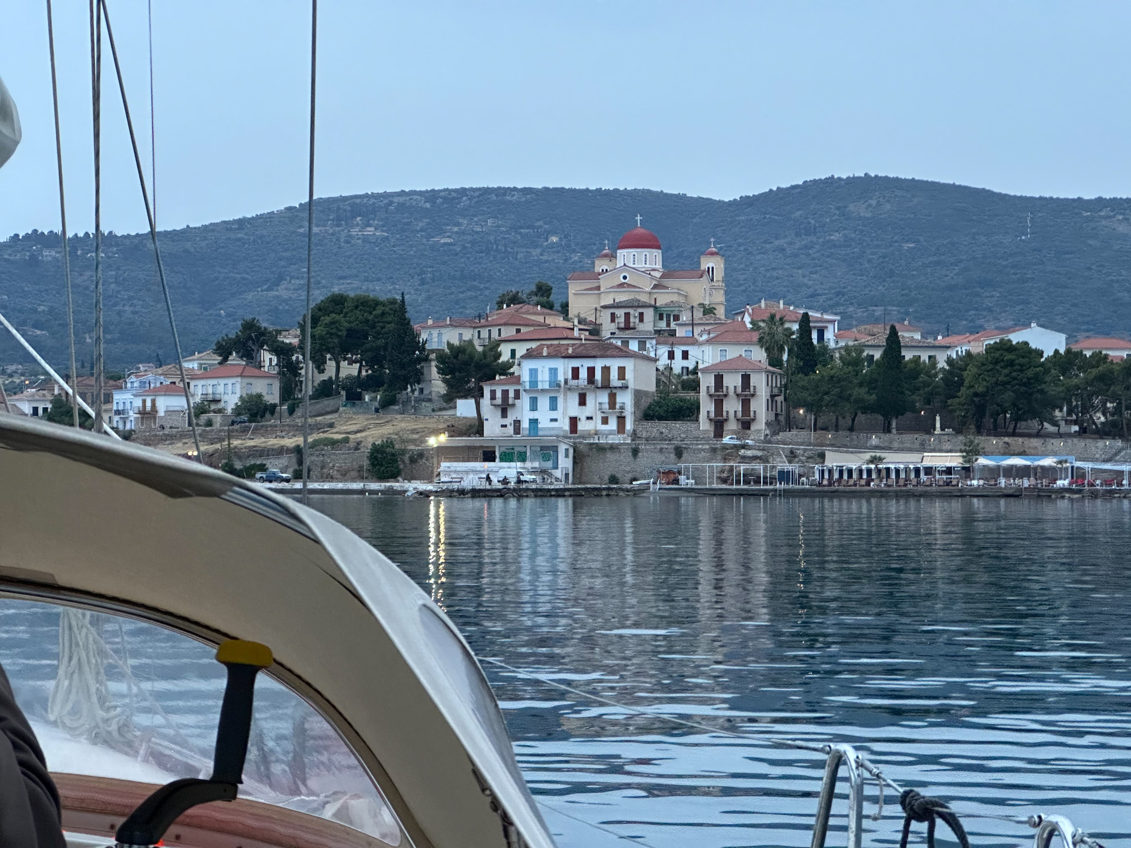 Galaxidi - väster om Korinthkanalen - var vykorts-vacker och här lyste husen och kyrkorna gula i solnedgången, i stället för blåvita som de gör i öster.