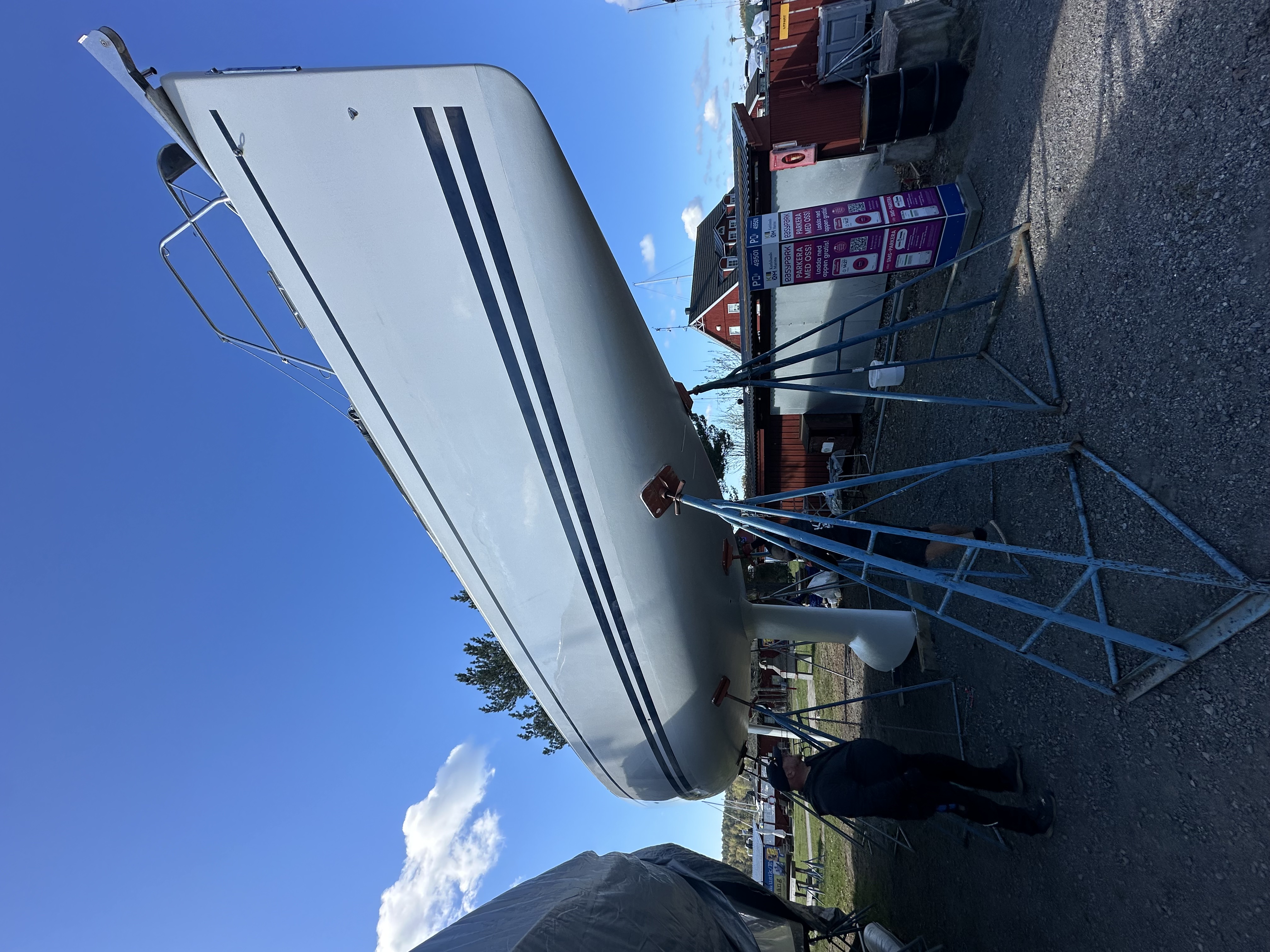 Arne watching as she goes up on the lift